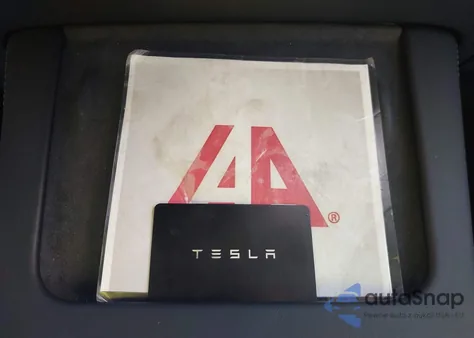 2023 Tesla Model Y Awd/Long Range Dual Motor All-Wheel Drive z USA, uszkodzony, nr VIN 7SAYGDEE4PA167984